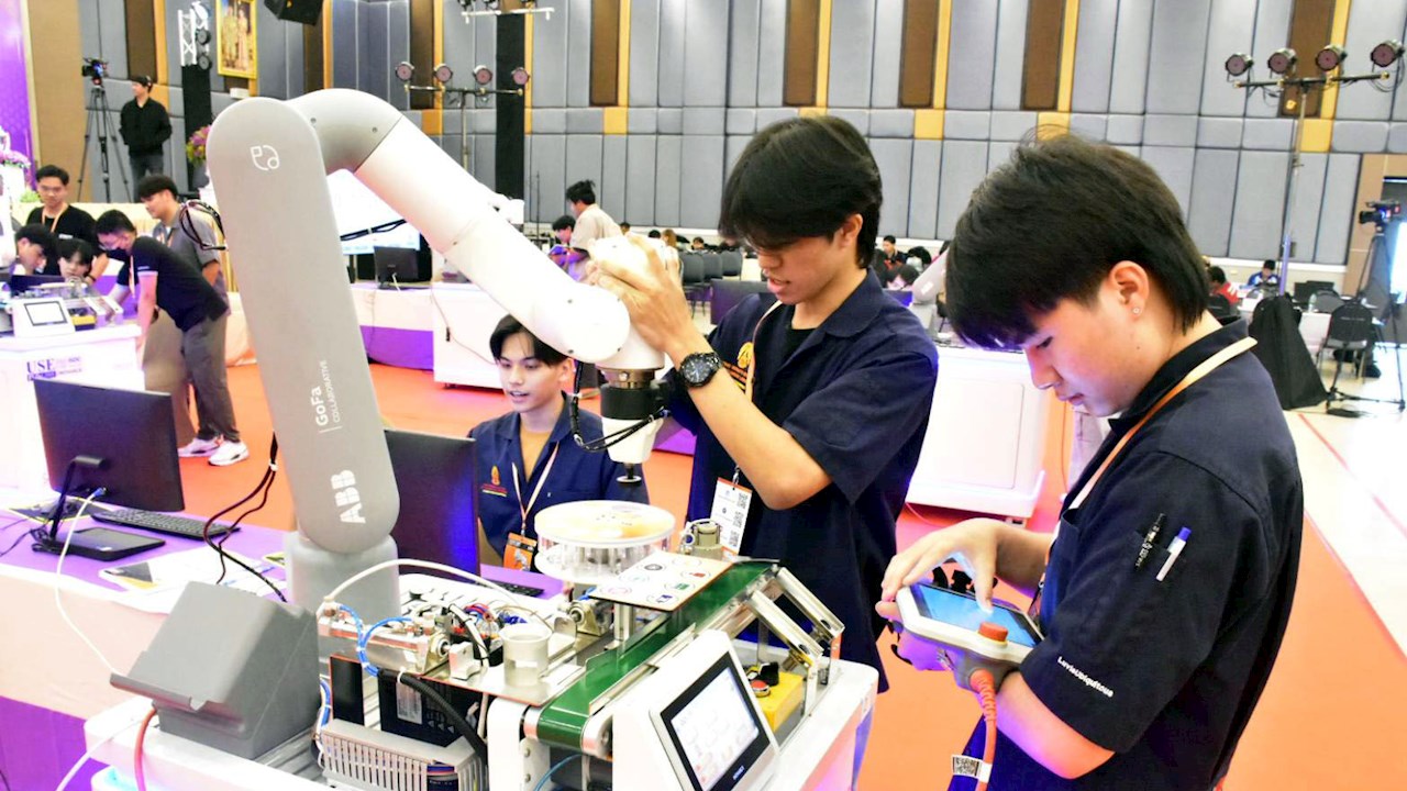 Robot and AI Contest Visual